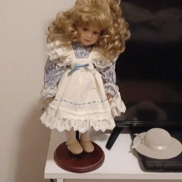 🌹Vintage Geppeddo porcelain doll with hat - Picture 8 of 9